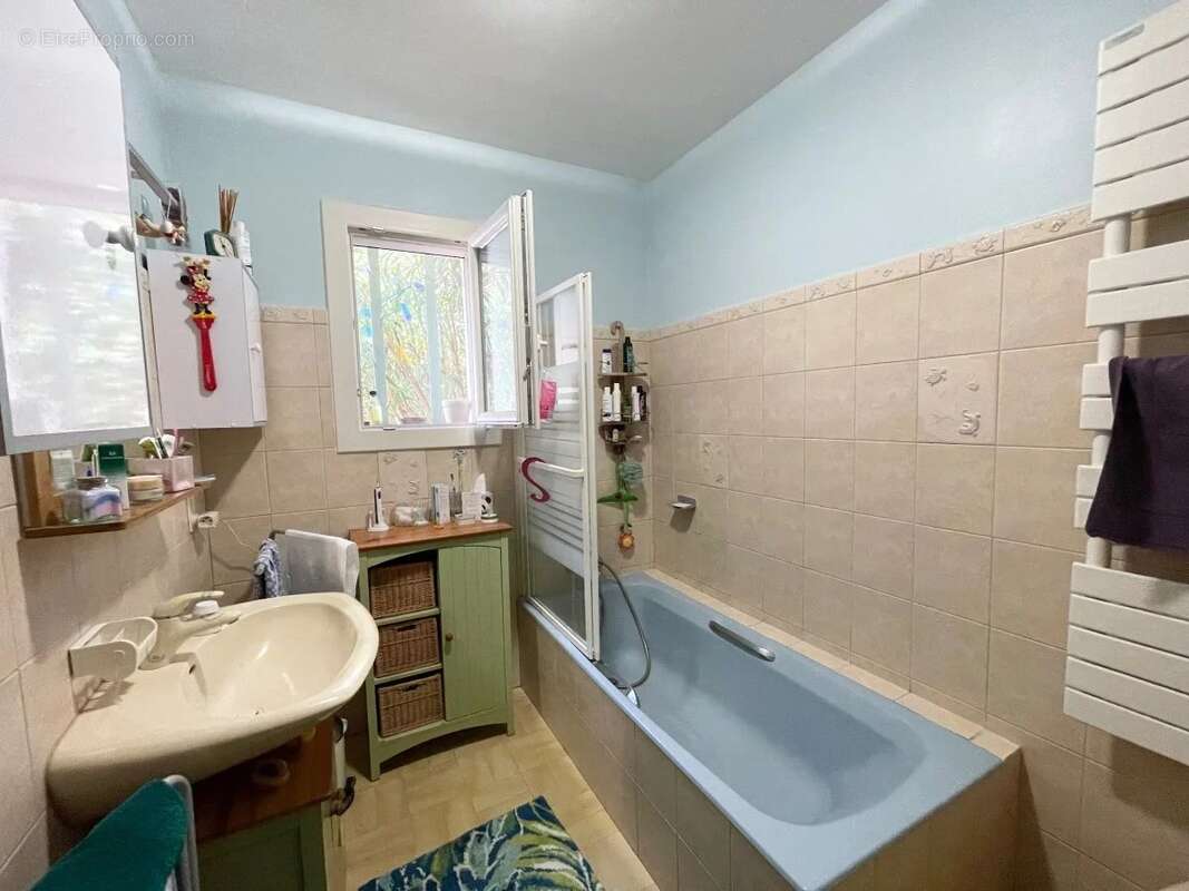 Maison 4 chambres avec piscine sur joli terrain arboré - photo 9