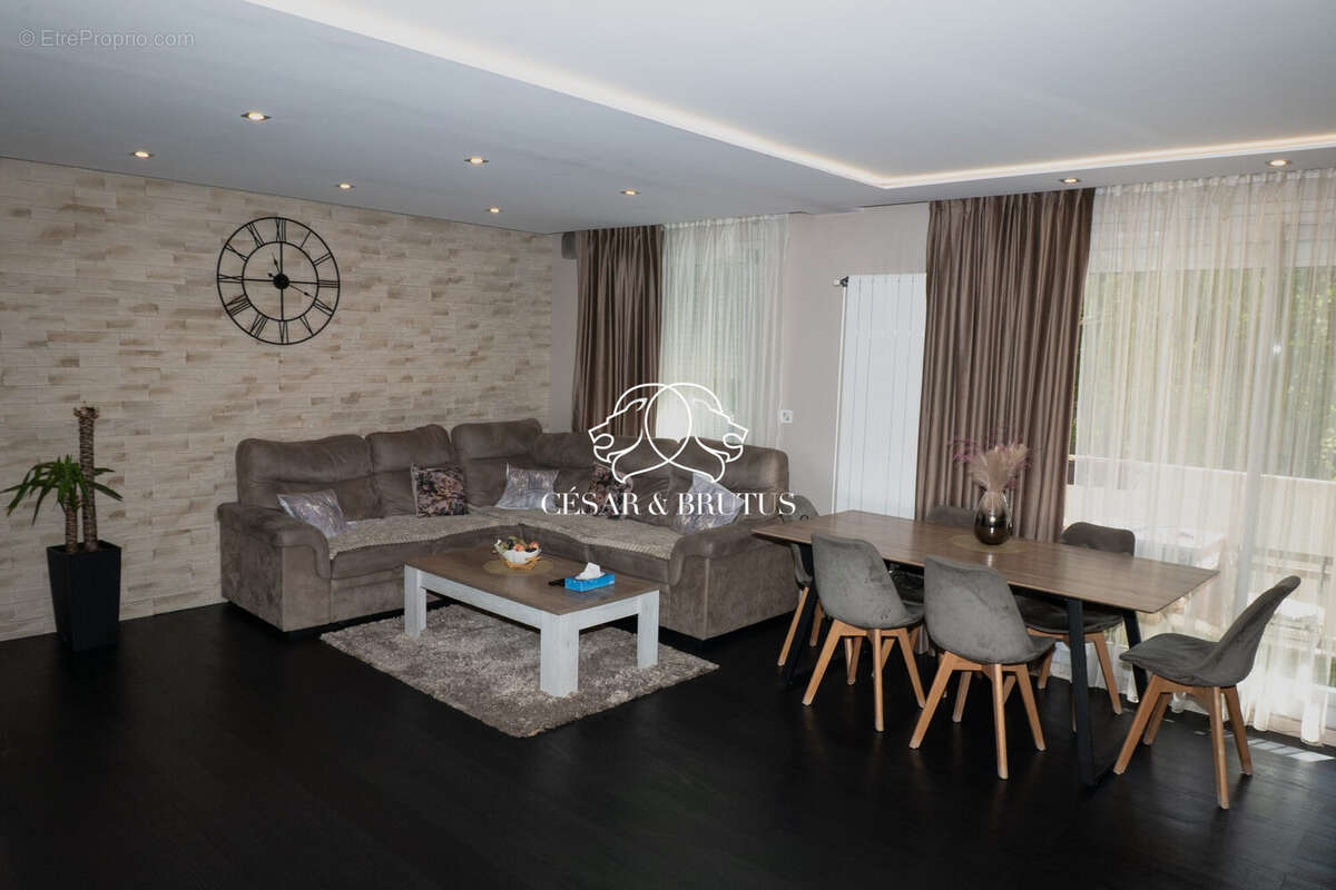 Appartement 94 m² à Decines-Charpieu  - photo 2