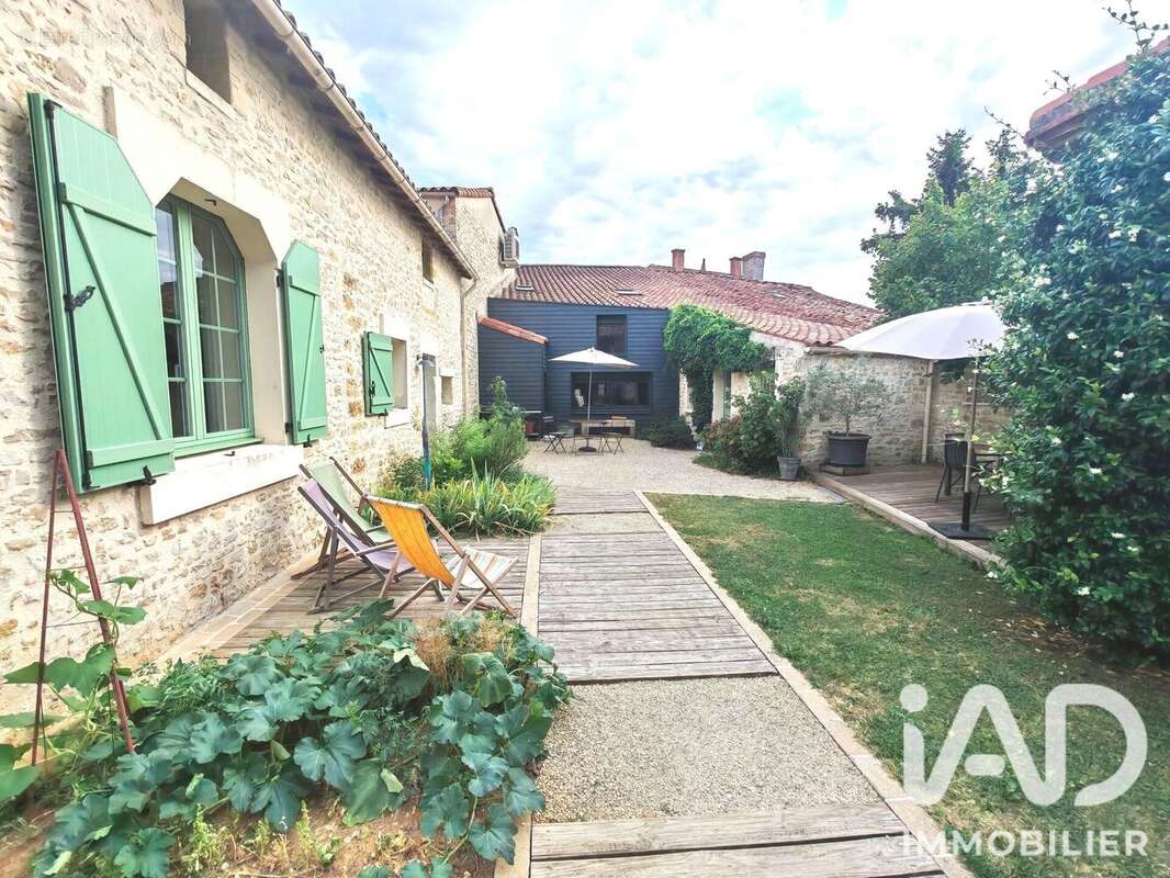 Maison 139 m² à Saint-Juire-Champgillon  - photo 2