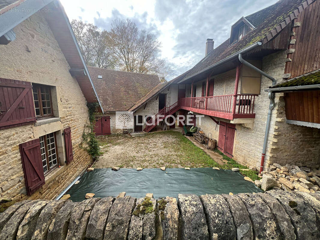 Maison à MESSIA-SUR-SORNE