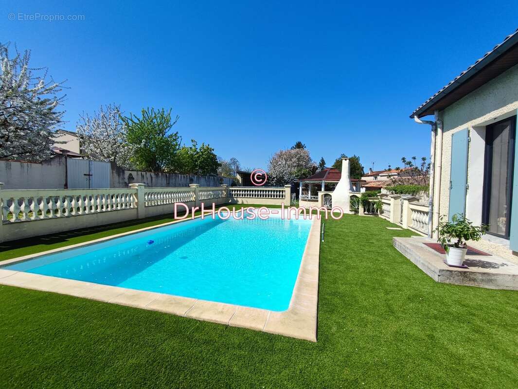 Maison à ROULLET-SAINT-ESTEPHE