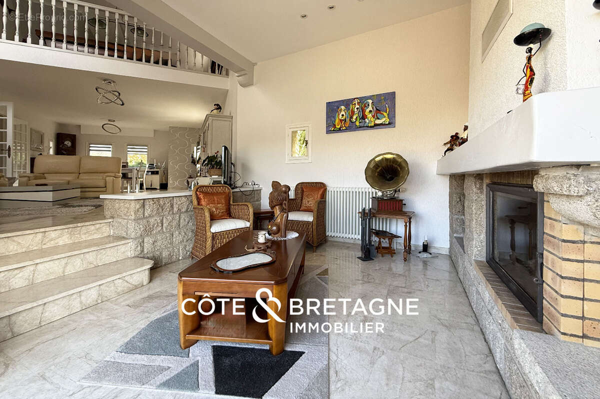 Maison familiale à vendre à Yffiniac   188 m2 avec piscine et sous-sol complet I REF 2025-135 - photo 2