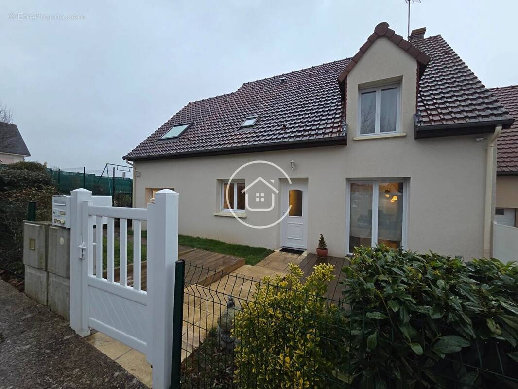 Maison à LA CHAUSSEE-SAINT-VICTOR