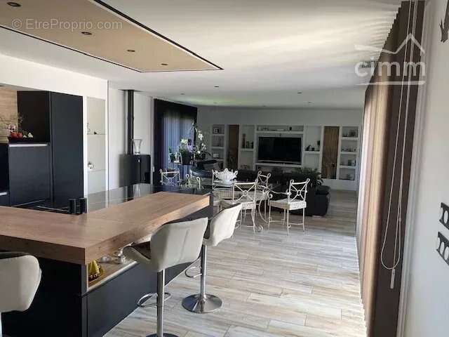 Maison de trois ans, 4 pièces avec piscine et une finition à couper le souffle - photo 4