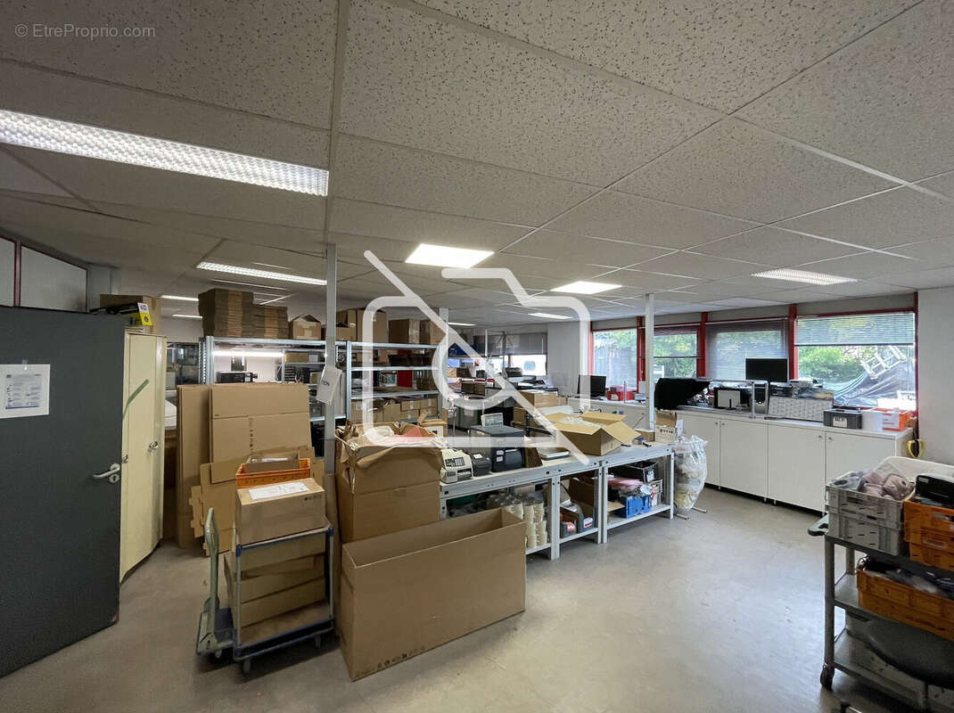 Commerce à VOISINS-LE-BRETONNEUX