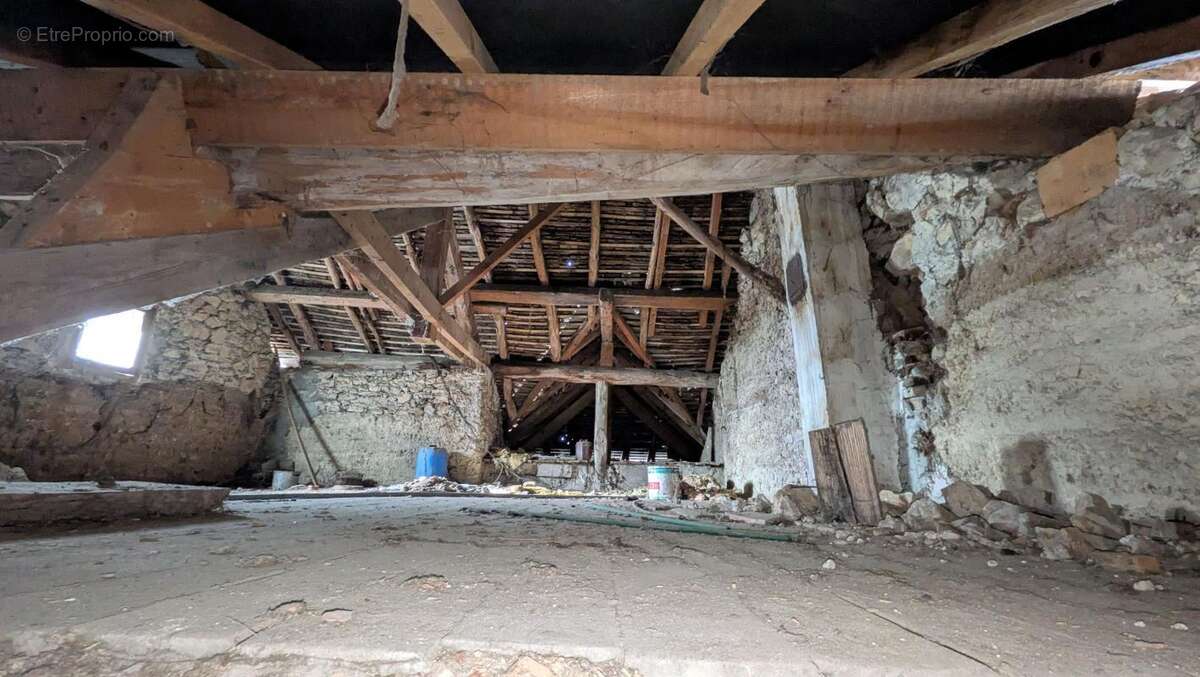 Maison à SAINT-VICTOR-DE-MORESTEL