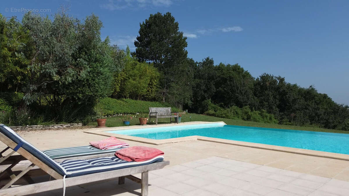 Propriété avec vue exceptionnelle, deux gites et piscine. - photo 14