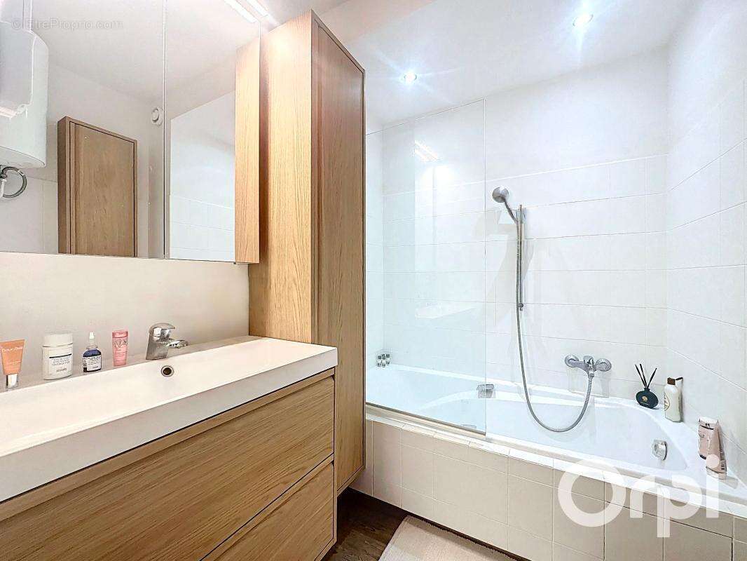 Appartement à SAINT-LAURENT-DU-VAR