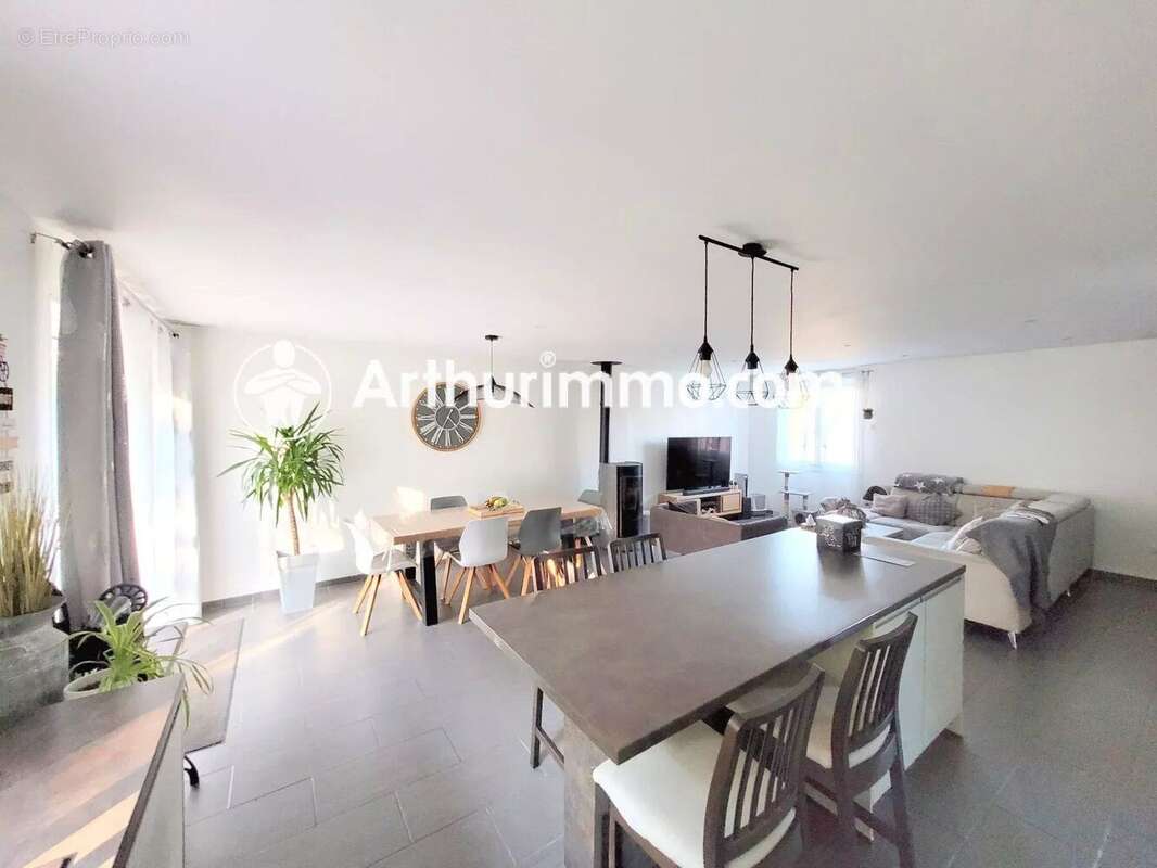 Maison à SAVIGNY-LE-TEMPLE