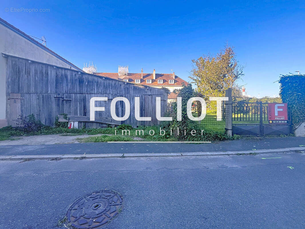 ACHAT/VENTE OUISTREHAM - Terrain constructible de 467 m² avec garages et hanger - photo 12