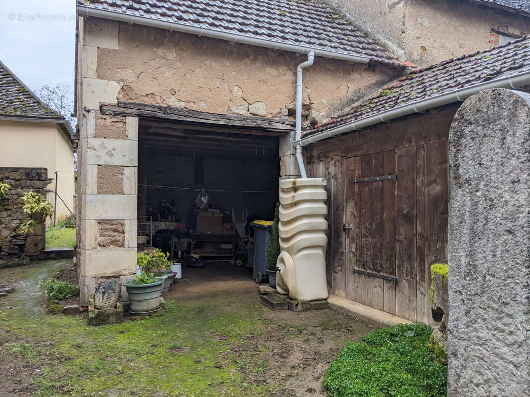 Maison à AINAY-LE-CHATEAU