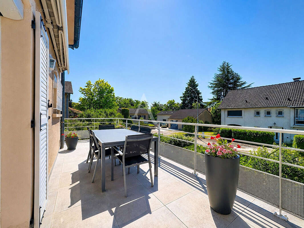 RARE À VAUX - Maison familiale 141 m², double garage, 2 terrasses et jardin ! - photo 2