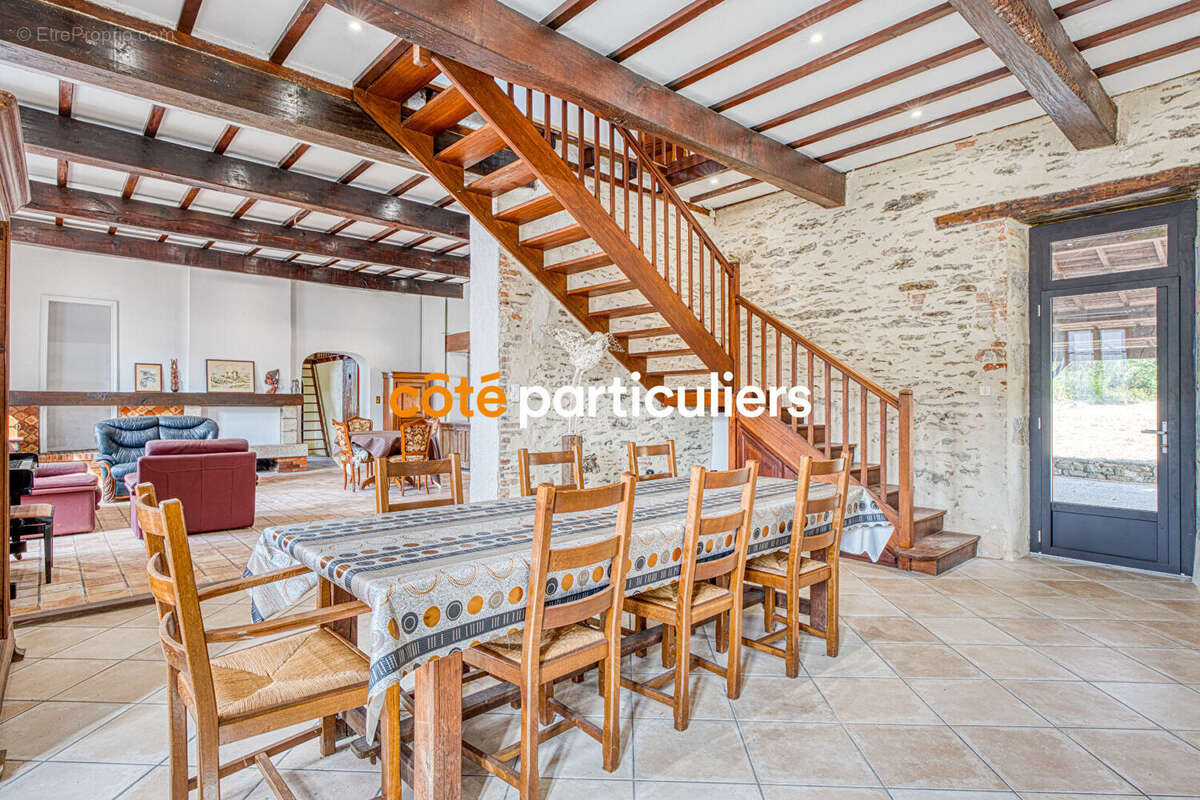 La roche sur yon -- longere en pierre -- 9 pieces -- 5 chambres -- 275 m² -- poutres apparentes -- pierre -- beaux volumes - photo 3