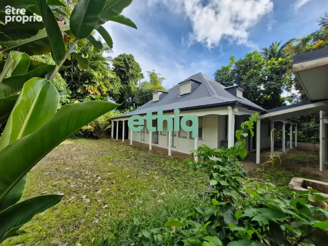 Photo Maison à Gourbeyre au prix de 478 120€