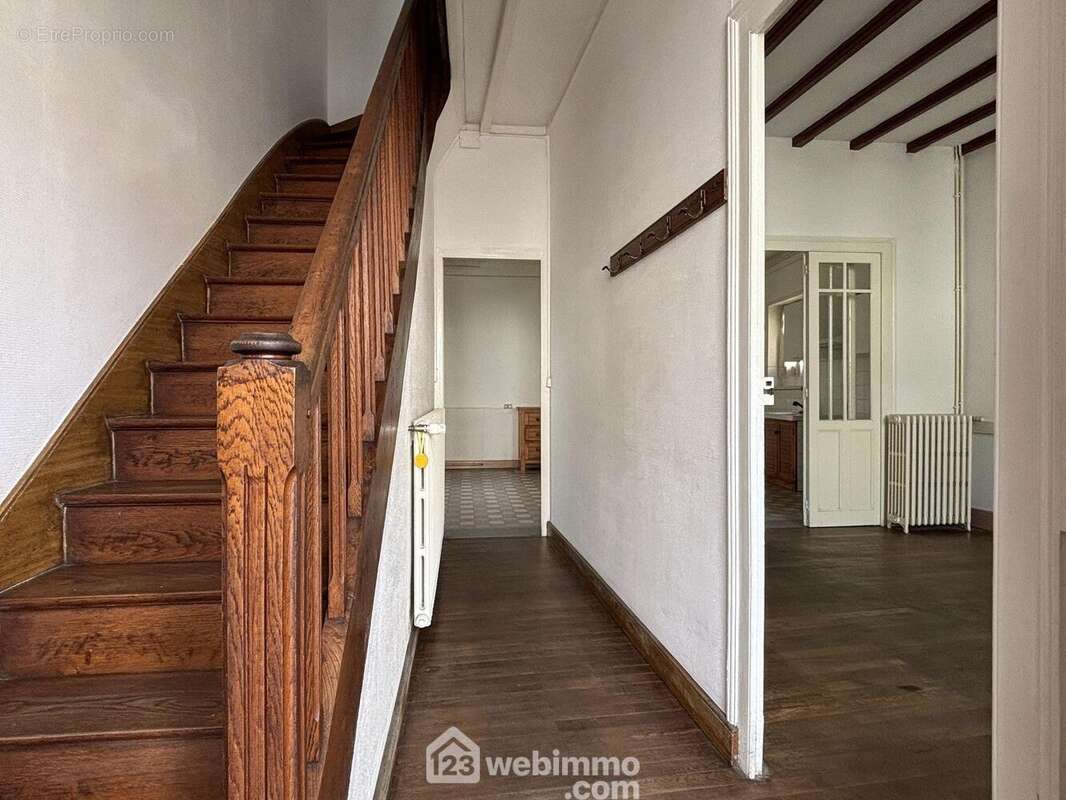 L&#039;entrée distribue d&#039;un côté : - Maison à INGRANDES