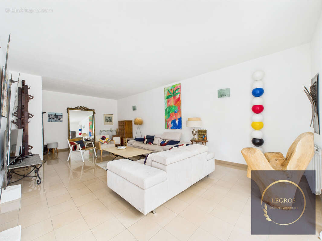 Mas 210m2 Centre ville de Noves - photo 3