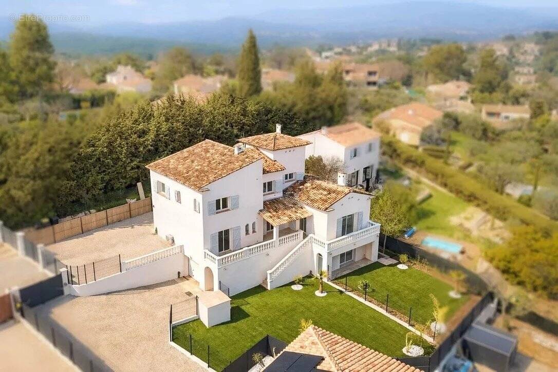 Maison à LA ROQUETTE-SUR-SIAGNE