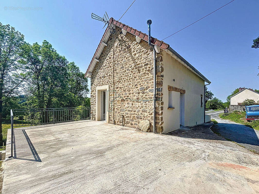 Maison à SAINT-ETIENNE-DE-FURSAC