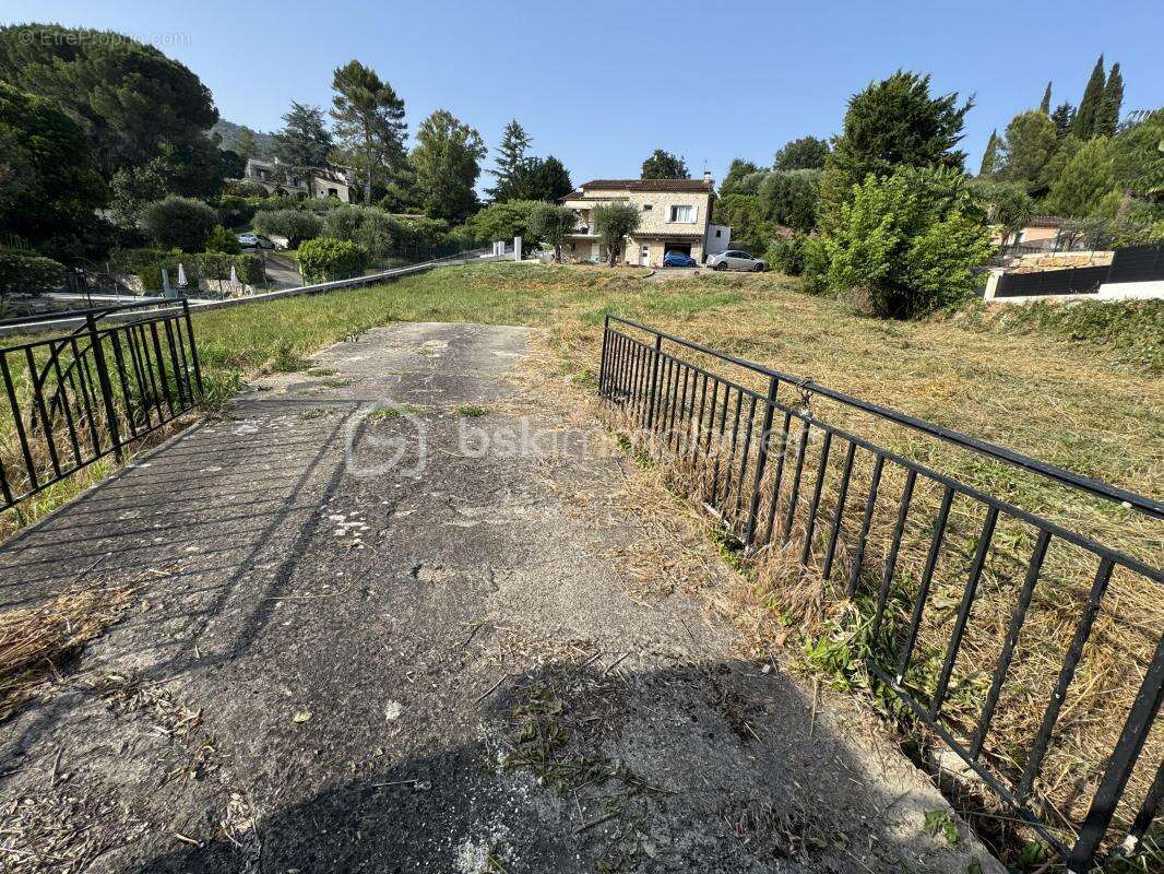 Terrain constructible 913 m² dans un quartier résidentiel et au calme - photo 5