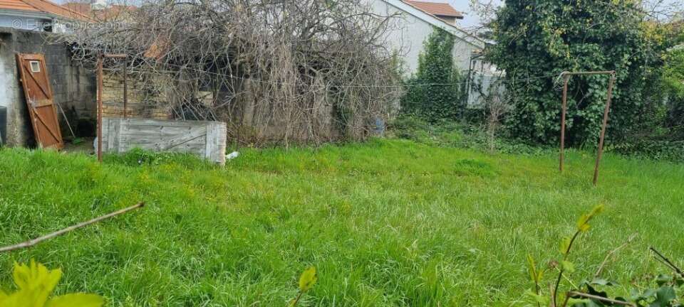 Terrain à VENISSIEUX