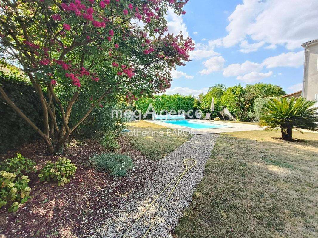 Maison 3 chambres jardin piscine - photo 7