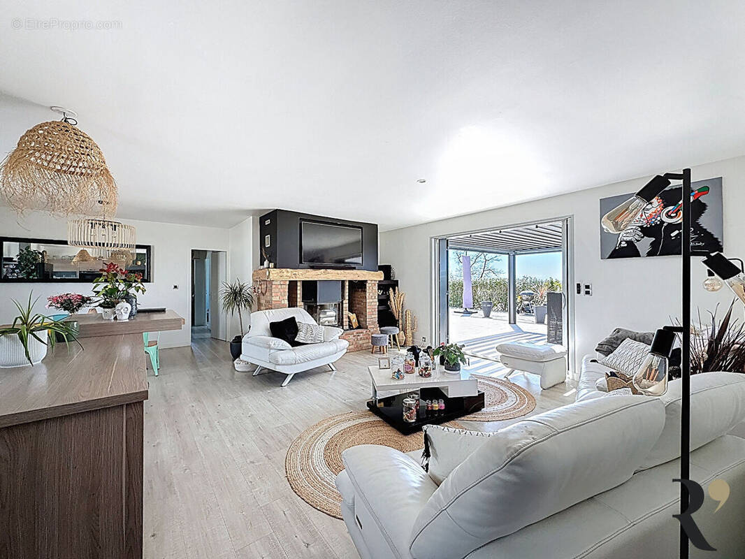 Maison à SAINT-PIERRE-DE-LAGES