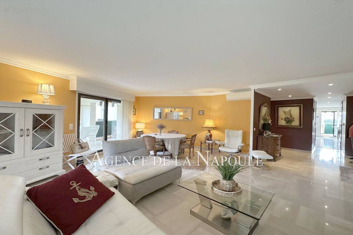 Appartement à MANDELIEU-LA-NAPOULE