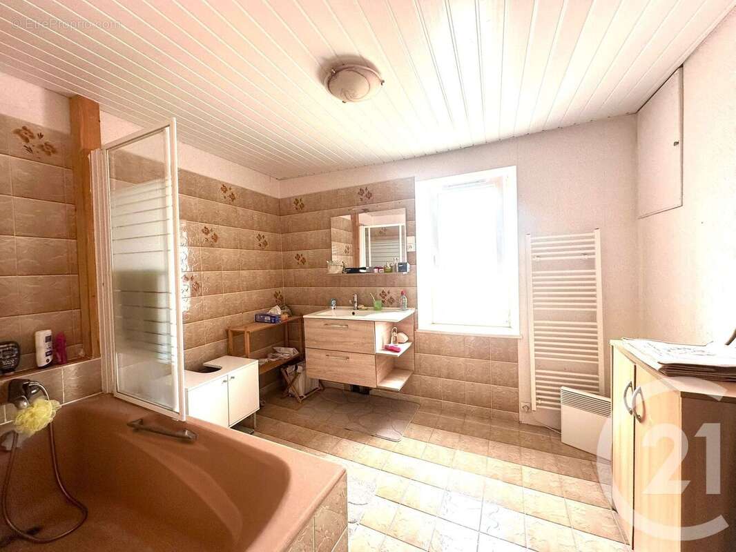 Maison à SAINT-YZAN-DE-SOUDIAC