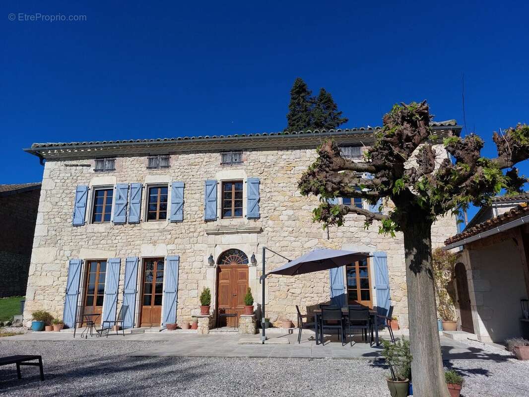 Bel ensemble comprenant deux maisons avec piscine et 1 ha de terrain avec des vues sublimes - photo 2