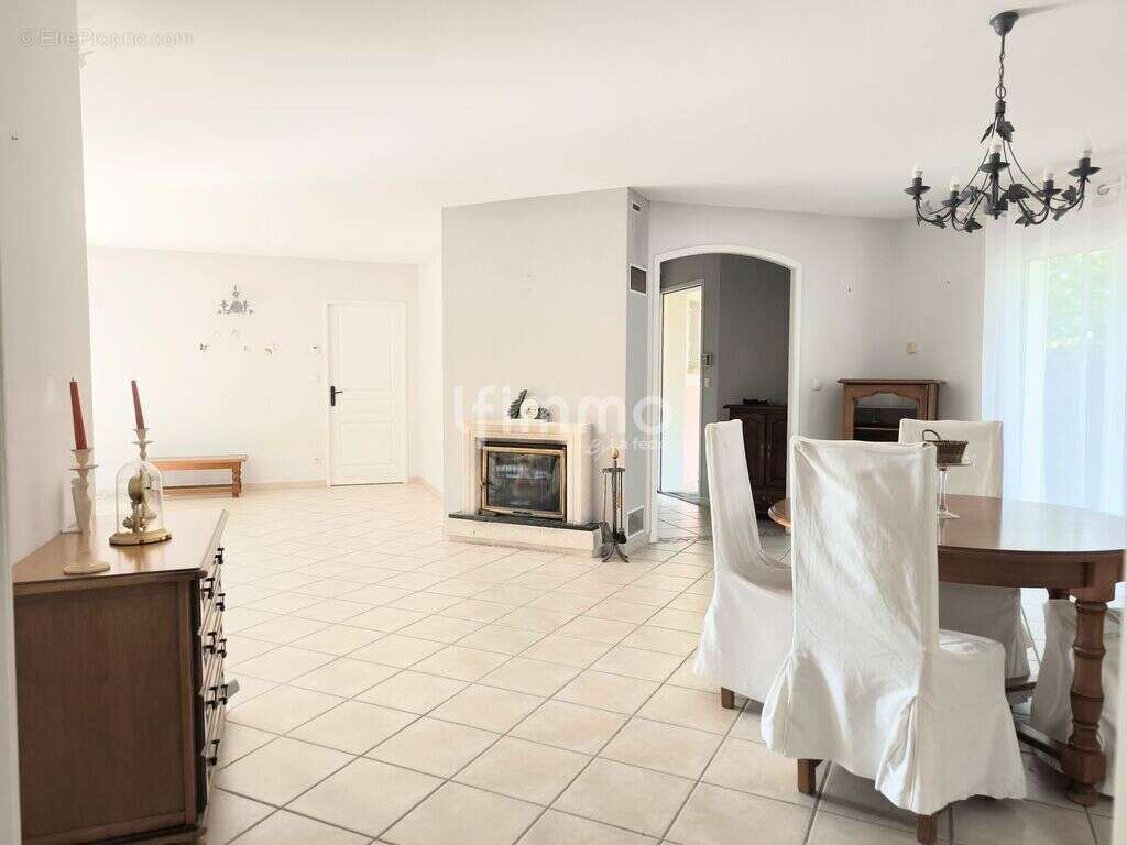 Maison à AMBARES-ET-LAGRAVE