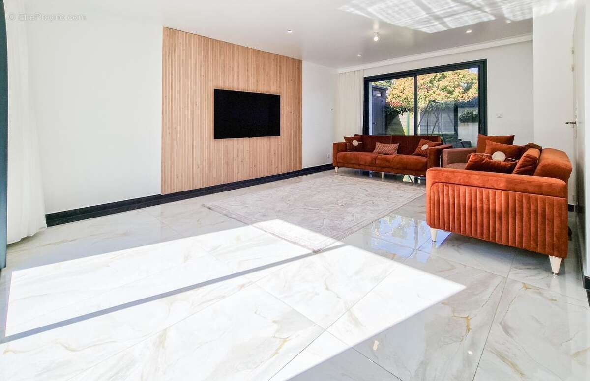 Maison à SAINT-ETIENNE-DE-MONTLUC