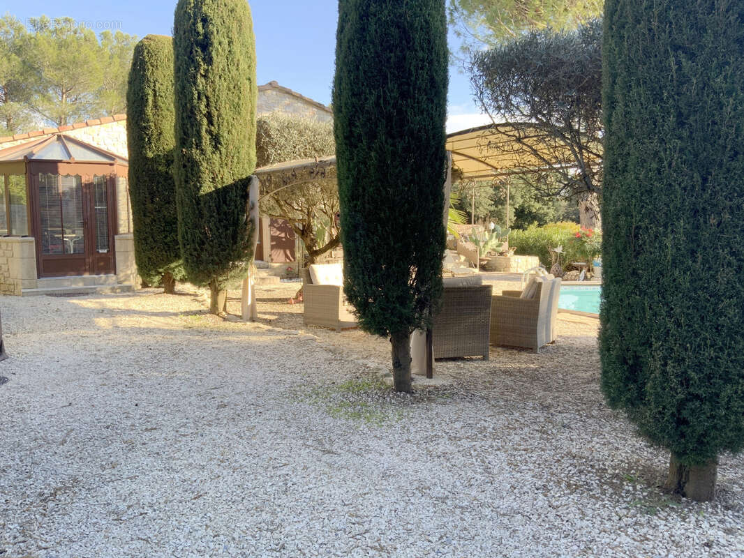 Charmante villa de plain pied sur un beau terrain arboré avec piscine. - photo 3
