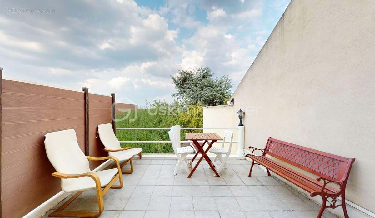 Quartier du Coteau – Maison familiale avec charmant jardin, terrasse, sous-sol total et nombreux stationnements ! - photo 17