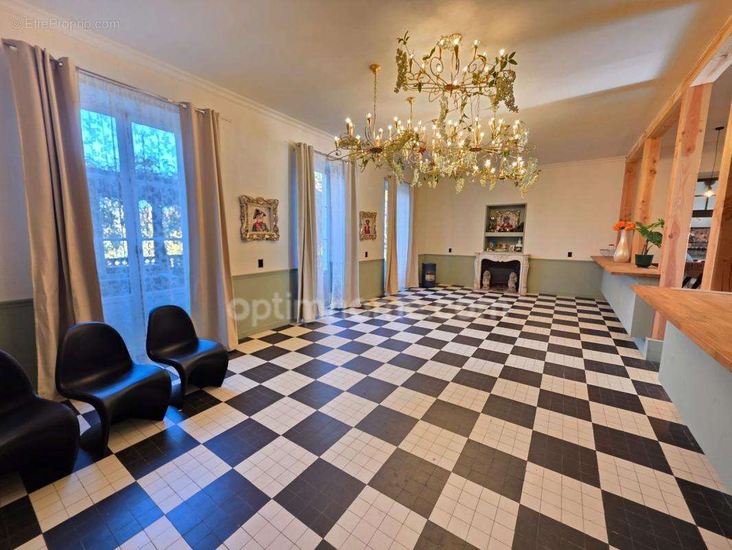 Gros potentiel pour cette tres belle propriete de 19ha avec chateau et batiment de + de 1200 m² - photo 4