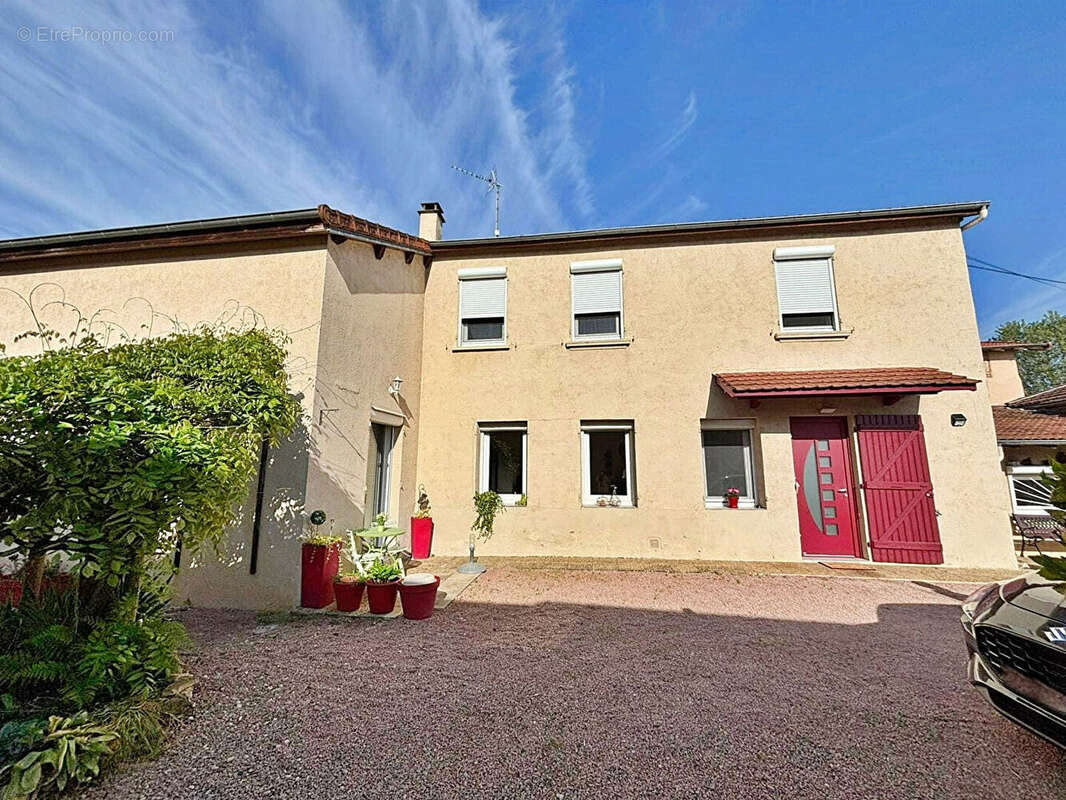 Maison à POUILLY-SOUS-CHARLIEU