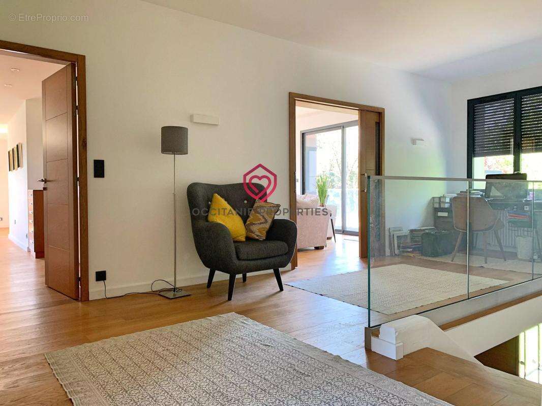Villa d’architecte rénovée avec soin, piscine, dépendances et superbe parc arboré - photo 46