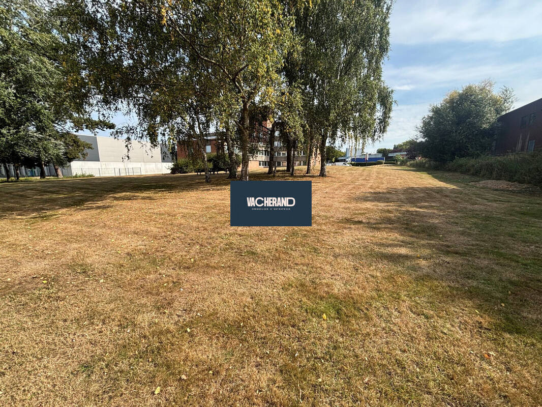 Terrain à NEUVILLE-EN-FERRAIN