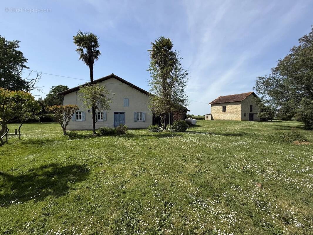 Maison à AVERON-BERGELLE