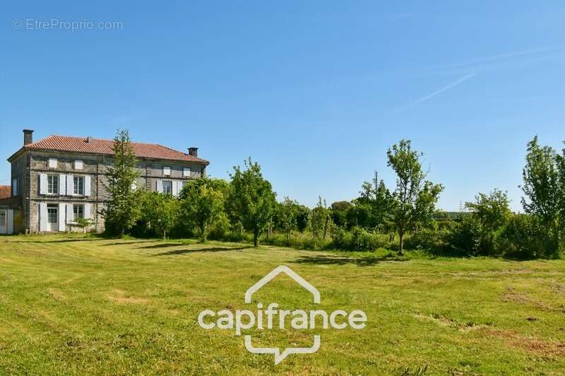 Propriété à vendre 14 pièces PAILLE (17) sur 4800m² de terrain avec nombreuses dépendances - photo 5