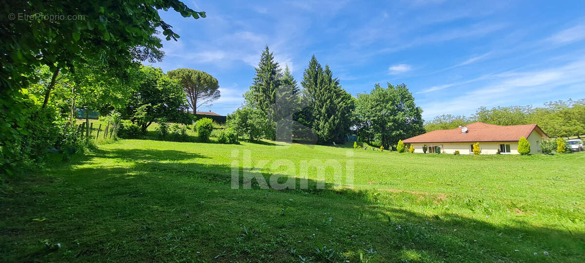 Terrain à SAINT-PIERRE-DE-CHERENNES