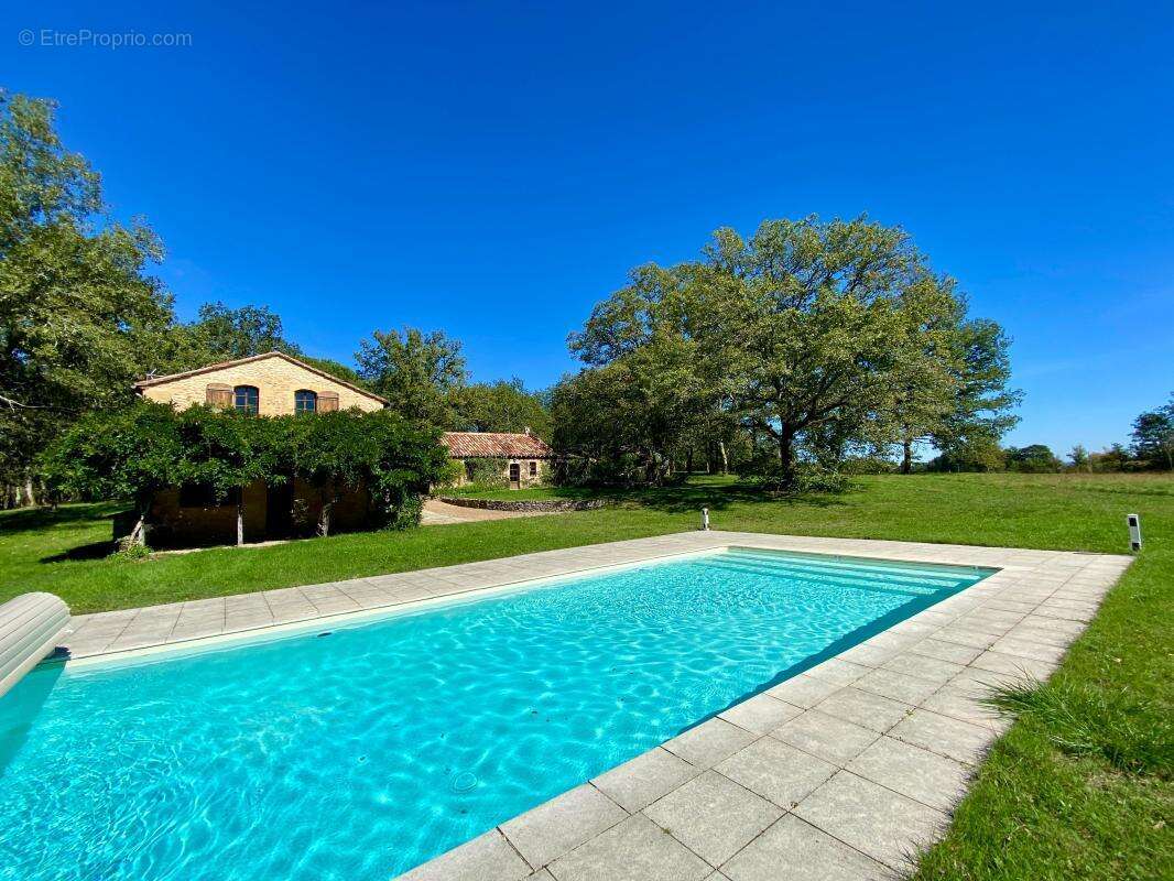 Maison à MAUZAC-ET-GRAND-CASTANG