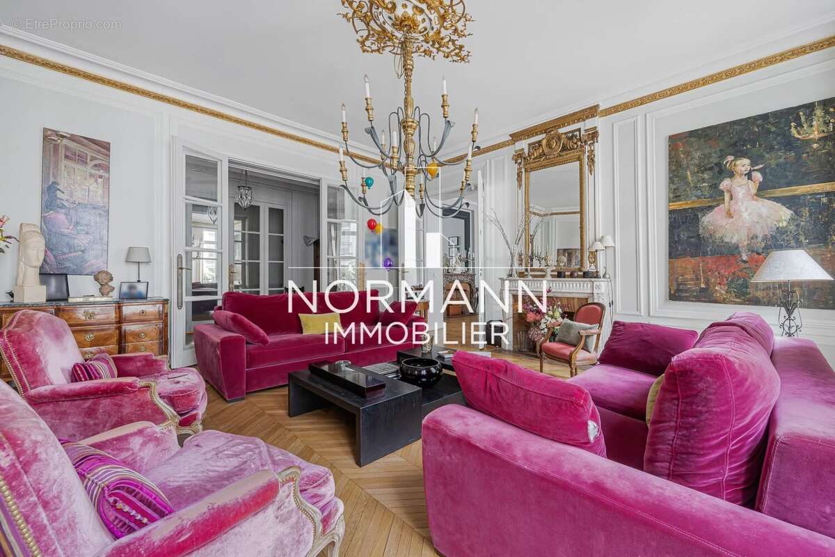 Appartement à PARIS-8E