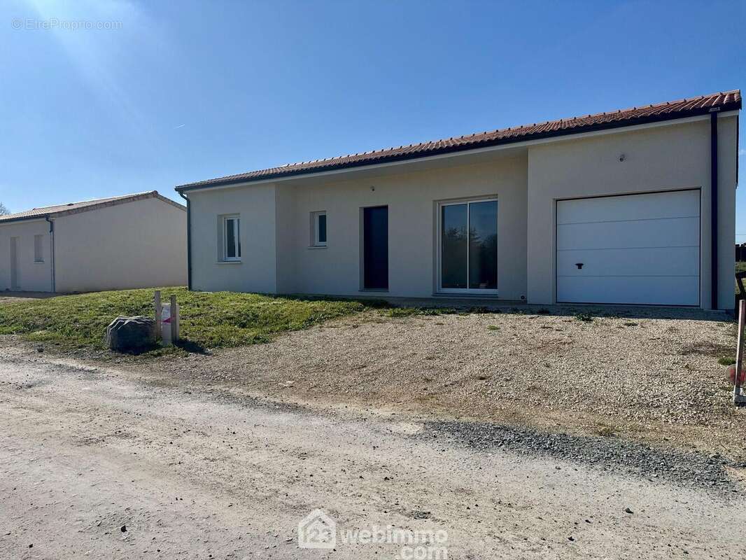 Au-delà de l'aire de stationnement, - Maison à BIGNOUX