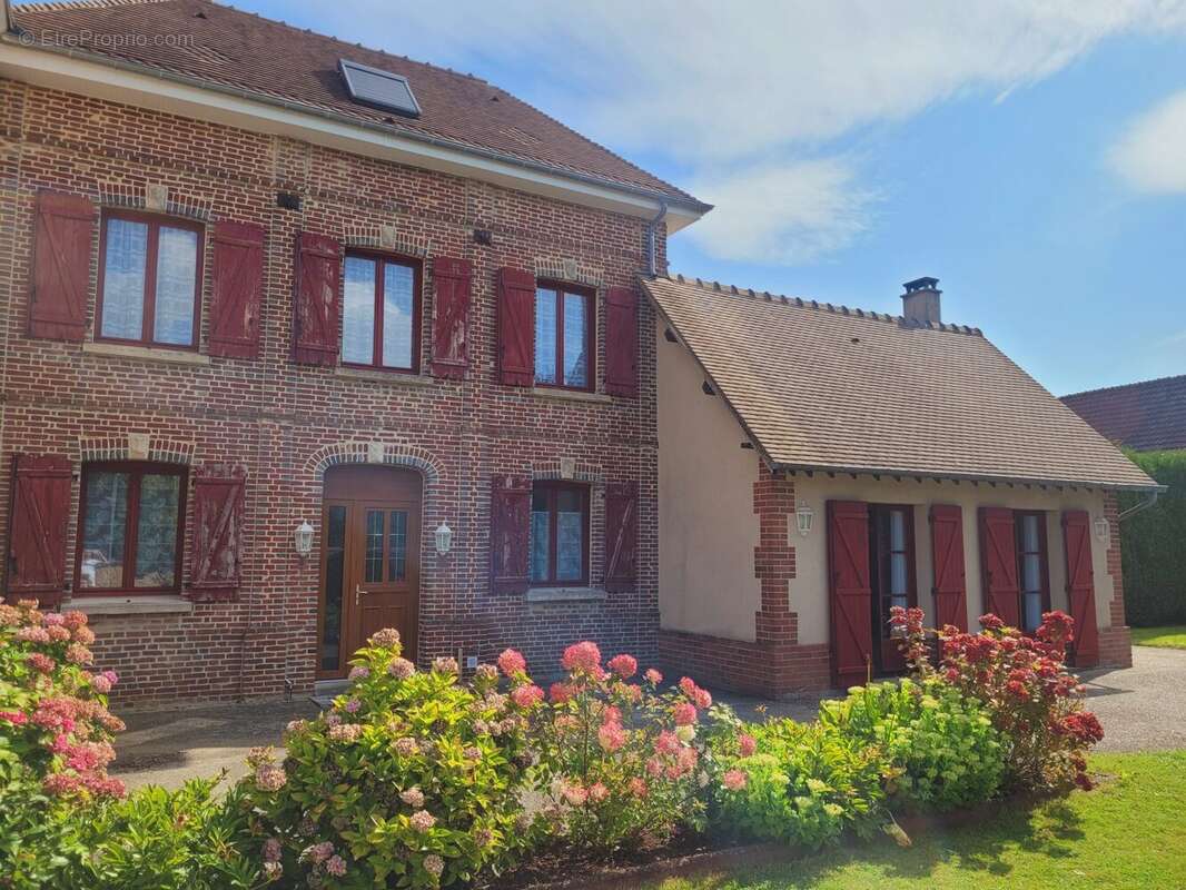 Vends maison ancienne en bon état chambres des dépendances et un jaridn clos proche A 13 à Heudebouville - Maison à HEUDEBOUVILLE