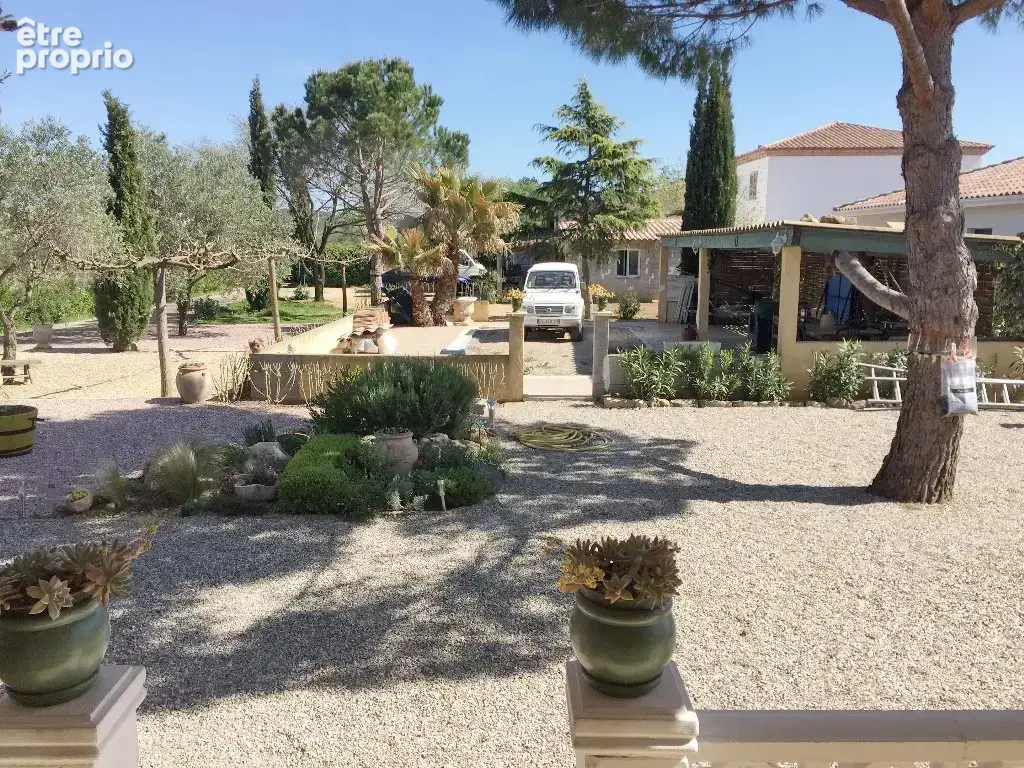 Villa plain pied, dépendance et jardin de 2090m² - photo 8