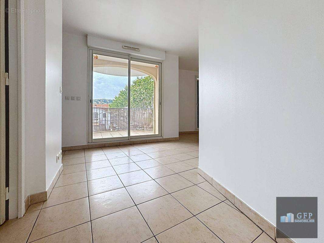 HYÈRES – Appartement T2 avec terrasse et parking couvert - photo 3
