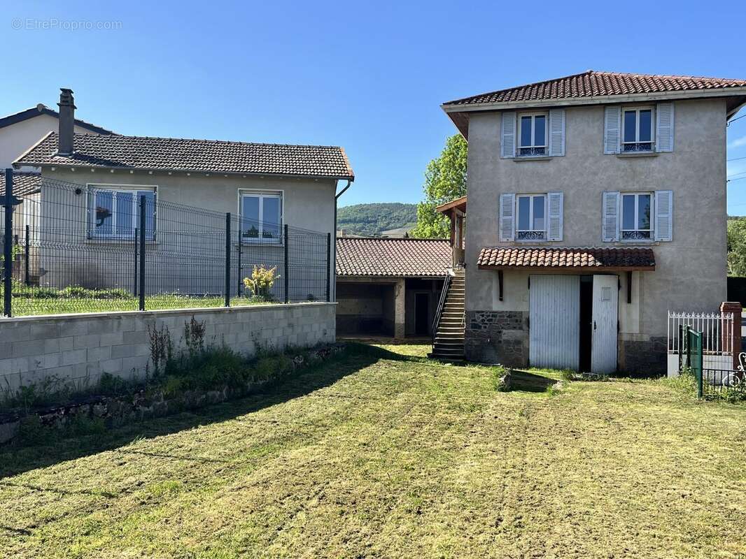 Maison 165 m² à Saint-Etienne-Des-Oullieres  - photo 2
