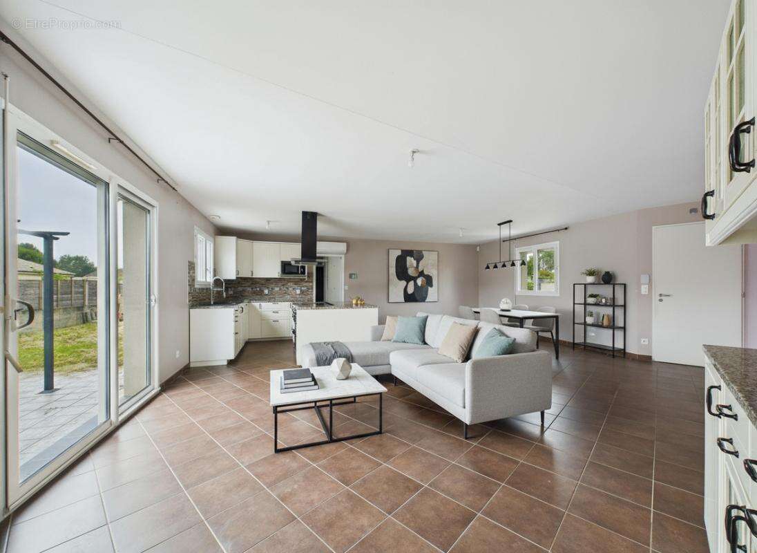 Maison à SAINT-YZAN-DE-SOUDIAC