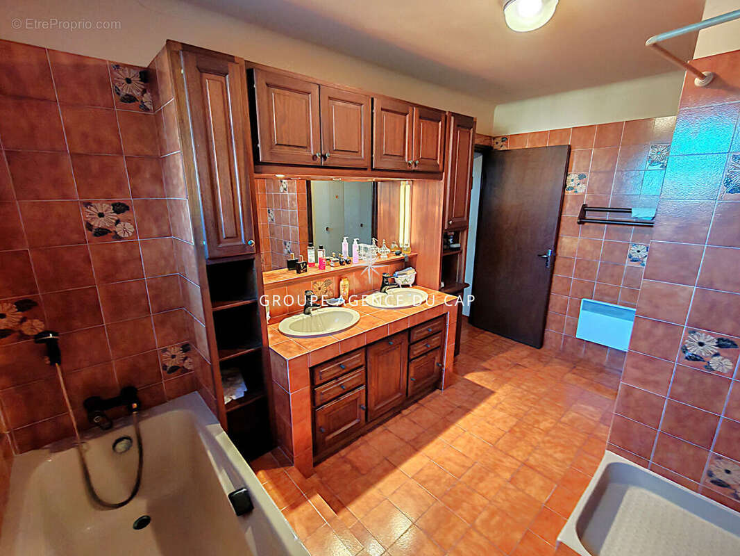 A vendre villa 6 pieces 4 chambres solarium avec apercu mer piscine a proximite du centre ville de saint aygulf - photo 13