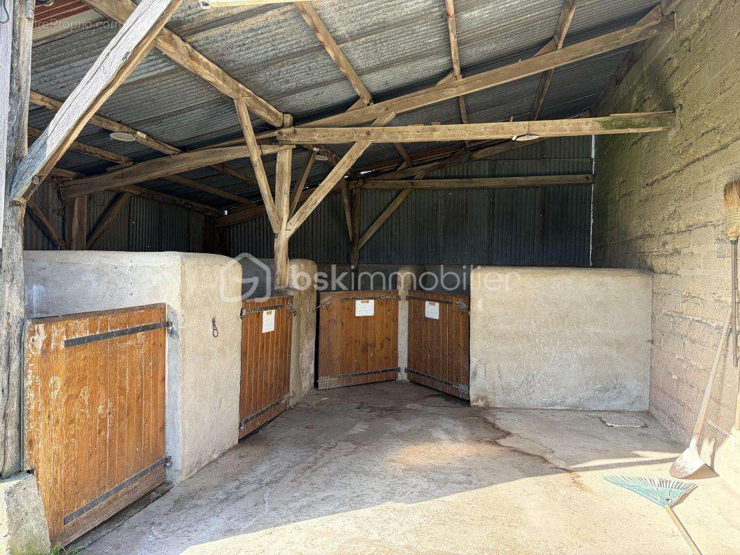 Très beau corps de ferme avec ses dépendances, le tout dans un secteur isolé ! - photo 15
